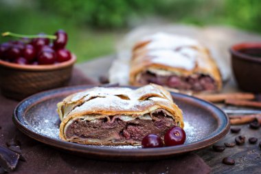 Strudel kiraz ve çikolata ile