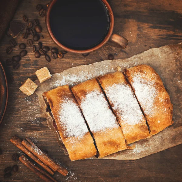 Strudel Con Cerezas Chocolate —  Fotos de Stock