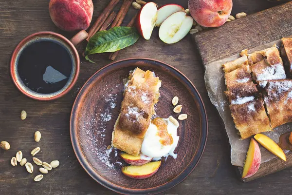 Strudel şeftali, elma ve fıstık ile