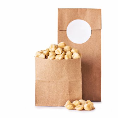 Zanaat paket fındık royal. Fındık ve kuru meyve zanaat paket içinde. Fotoğraf kataloğu için. Logo, sizin metin için yer.