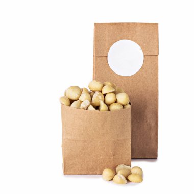 Macadamia fıstığı zanaat paket içinde. Fındık ve kuru meyve zanaat paket içinde. Fotoğraf kataloğu için. Logo, sizin metin için yer.