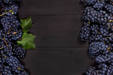 Mavi üzüm siyah eski kurullarında. Üzüm, üstten görünüm, closeup ile arka plan. Metniniz için yer.