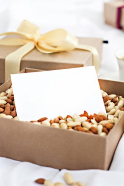 Bir kutu fındık ve tebrik kartı. metin, hediye ve fındık kartı 