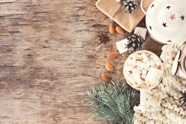 hediye, köknar dalı, fındık, koniler, kakao, kahve, sıcak örme battaniye. Kış, yeni yıl, yılbaşı natürmort