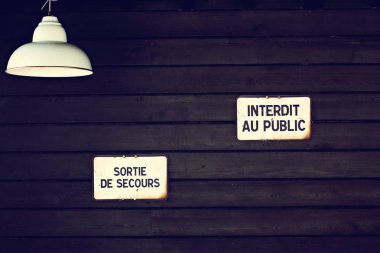 Dekoratif resimler, yazıtlar ile koyu ahşap duvar. Retro tasarımı. Vintage şeyler ile natürmort. Vintage Fuarı, çarşı, Pazar, sergi.