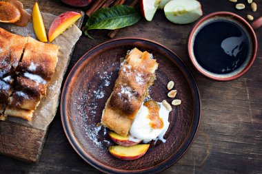 Strudel şeftali, elma ve fıstık ile