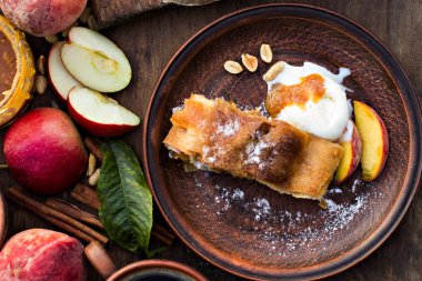 Strudel şeftali, elma ve fıstık ile