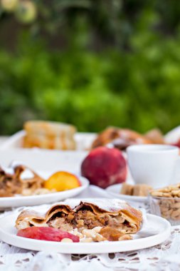 Strudel şeftali, elma ve fıstık ile