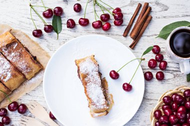 Strudel kiraz ve çikolata ile