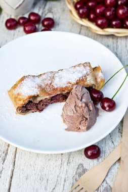 Strudel kiraz ve çikolata ile