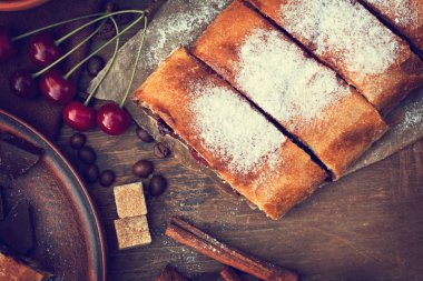 Strudel kiraz ve çikolata ile