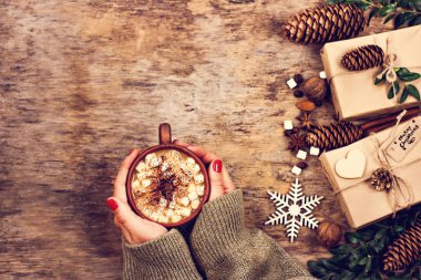 hediye, köknar dalı, fındık, koniler, kakao, kahve, sıcak örme battaniye. Kış, yeni yıl, yılbaşı natürmort