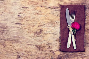  Sonbahar dekorlu masa ayarları. Çatal, bıçak, peçete, çatal bıçak. Tatil süsleri. Şükran Günü yemeği. Sonbahar havası, Cadılar Bayramı, Şükran Günü, tatil konsepti. Top View. seçici odak. 