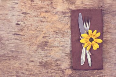  Sonbahar dekorlu masa ayarları. Çatal, bıçak, peçete, çatal bıçak. Tatil süsleri. Şükran Günü yemeği. Sonbahar havası, Cadılar Bayramı, Şükran Günü, tatil konsepti. Top View. seçici odak. 