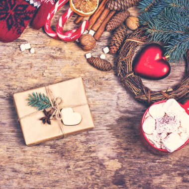 hediye, köknar dalı, fındık, koniler, kakao, kahve, sıcak örme battaniye. Kış, yeni yıl, yılbaşı natürmort.