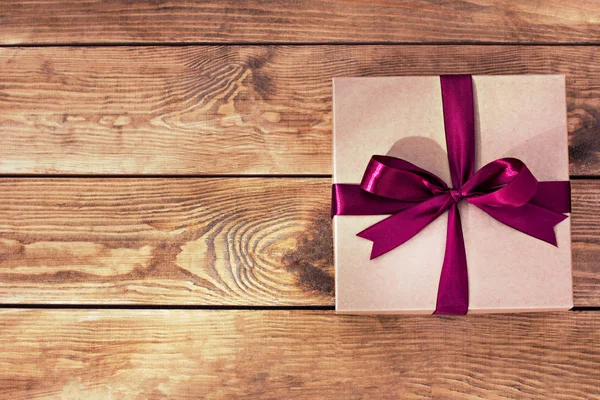 hazırlanmış bir hediye kutusu. Vintage hediye kutusu eski ahşap zemin üzerinde. hediye paket kutusu şerit yay ile.