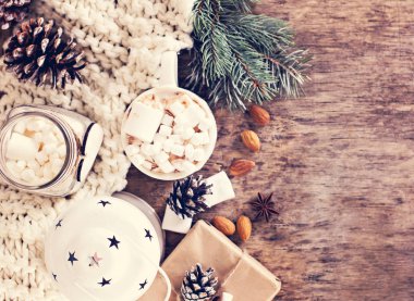 hediye, köknar dalı, fındık, koniler, kakao, kahve, sıcak örme battaniye. Kış, yeni yıl, yılbaşı natürmort