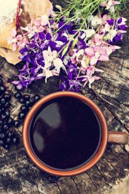 espresso kahve ve yaz çiçek. Yaz kahvaltı.