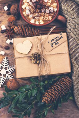  hediye, köknar dalı, fındık, koniler, kakao, kahve, sıcak örme battaniye. Kış, yeni yıl, yılbaşı natürmort. 