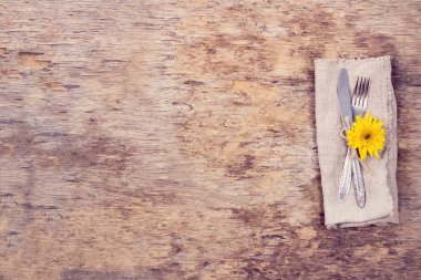  Sonbahar dekorlu masa ayarları. Çatal, bıçak, peçete, çatal bıçak. Tatil süsleri. Şükran Günü yemeği. Sonbahar havası, Cadılar Bayramı, Şükran Günü, tatil konsepti. Top View. seçici odak. 