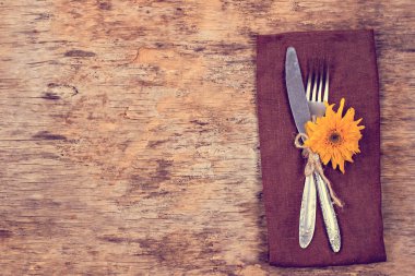  Sonbahar dekorlu masa ayarları. Çatal, bıçak, peçete, çatal bıçak. Tatil süsleri. Şükran Günü yemeği. Sonbahar havası, Cadılar Bayramı, Şükran Günü, tatil konsepti. Top View. seçici odak. 