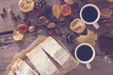 Bir fincan kahve espresso, pasta ve sonbahar yaprakları ile. sonbahar. Sonbahar dekorasyonu, sonbahar ruh hali, sonbahar natürmort.