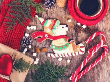 Noel kurabiye. Ayı bir kızak üzerinde sürme. Kış dekor. Noel nayurmort.