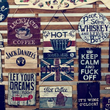 Şubat, 2018, Kiev, Ukrayna. Üzerinde kahve farklı plakalı vitrin. 