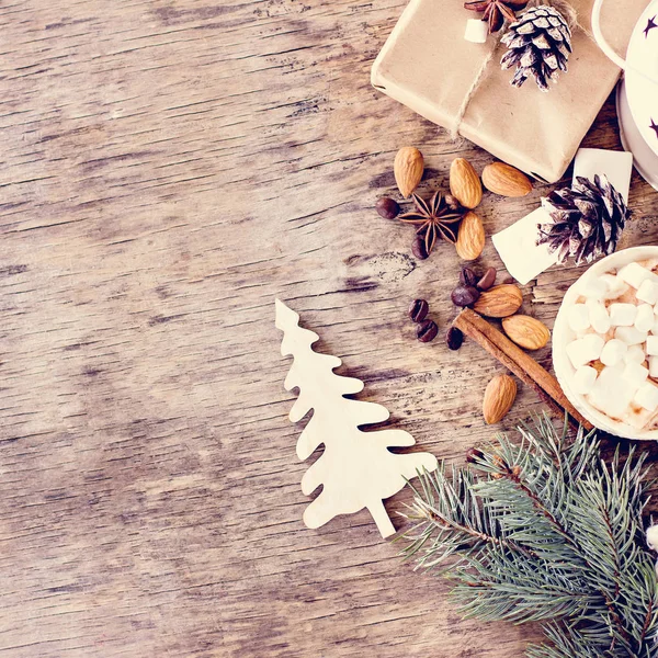 Baharat ve meyve eski bir ahşap zemin üzerine sıcak Mulled şarap. Sonbahar yaprakları, fındık, tarçın. Sonbahar arka plan. Metin alanı.