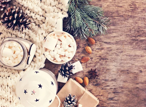 hediye, köknar dalı, fındık, koniler, kakao, kahve, sıcak örme battaniye. Kış, yeni yıl, yılbaşı natürmort