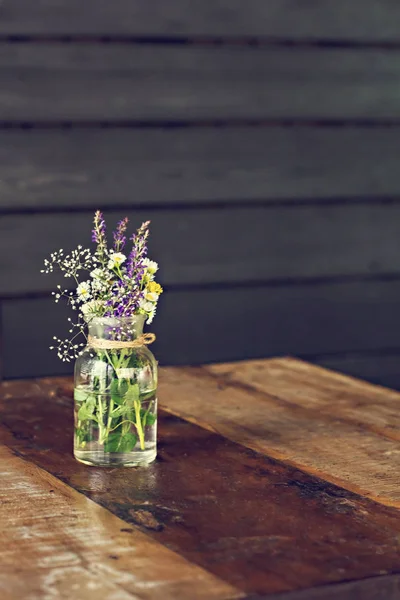 テーブルの上の野生の花の花束 村の花 — ストック写真