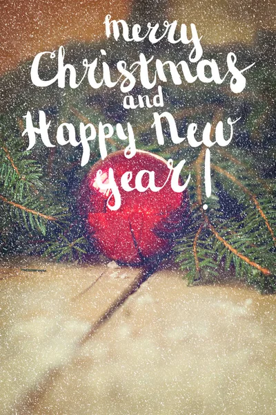 クリスマス新年のボールとクリスマス ツリー ブランチ古いテーブルの上の静物 — ストック写真