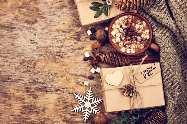  hediye, köknar dalı, fındık, koniler, kakao, kahve, sıcak örme battaniye. Kış, yeni yıl, yılbaşı natürmort. 