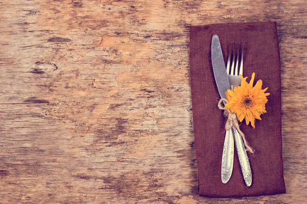  Sonbahar dekorlu masa ayarları. Çatal, bıçak, peçete, çatal bıçak. Tatil süsleri. Şükran Günü yemeği. Sonbahar havası, Cadılar Bayramı, Şükran Günü, tatil konsepti. Top View. seçici odak. 