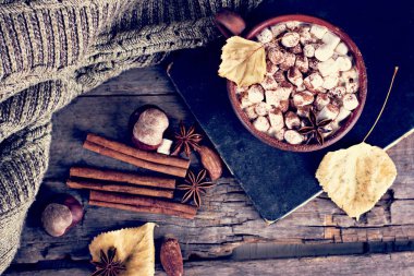 Sıcak kakao marshmallows eski ahşap kurullarında baharatlar ile birlikte. Kahve, kakao, tarçın, fındık, yıldız anason, rahat bluzunu