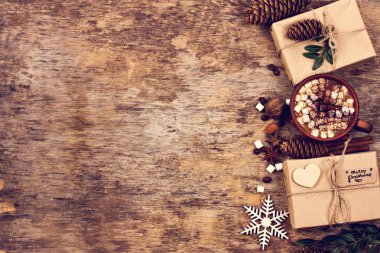  hediye, köknar dalı, fındık, koniler, kakao, kahve, sıcak örme battaniye. Kış, yeni yıl, yılbaşı natürmort. 