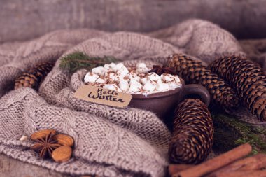 Kahve, sıcak çikolata, sıcak çikolata, koniler, rahat örgü battaniye. Kış, yeni yıl, yılbaşı natürmort.