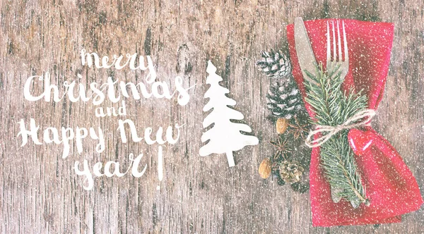 お祝いグリーティング カード クリスマスと幸せな新年 クリスマス装飾冬休日ディナー プレート装飾古い木材の背景とテキスト クリスマスの装飾で設定されたテーブル 冬の休日のテーマ 明けましておめでとう — ストック写真