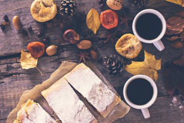 Bir fincan kahve espresso, pasta ve sonbahar yaprakları ile. sonbahar. Sonbahar dekorasyonu, sonbahar ruh hali, sonbahar natürmort.