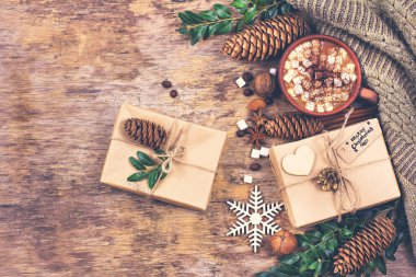  hediye, köknar dalı, fındık, koniler, kakao, kahve, sıcak örme battaniye. Kış, yeni yıl, yılbaşı natürmort. 