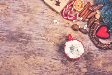 hediye, köknar dalı, fındık, koniler, kakao, kahve, sıcak örme battaniye. Kış, yeni yıl, yılbaşı natürmort.