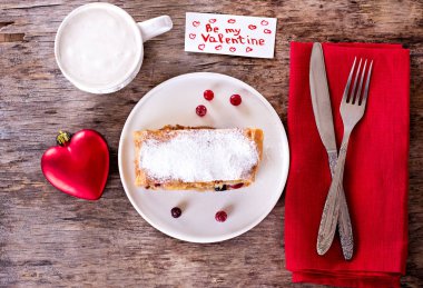 meyveli turta ve Valentine's gün dekor. Strudel (pasta) kızılcık ve Valentine's gün dekor ile pudra şekeri ile. Rustik tarzı. Sevgililer günü, Sevgililer günü, anneler günü, hediye, sürpriz, kalp hediye