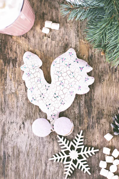 クリスマスのジンジャーブレッド 雄鶏の形のジンジャーブレッド コック 2017年のシンボル 冬の装飾 クリスマスのある静物 — ストック写真