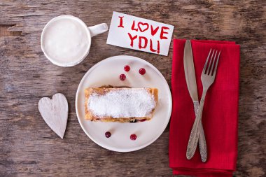 meyveli turta ve Valentine's gün dekor. Strudel (pasta) kızılcık ve Valentine's gün dekor ile pudra şekeri ile. Rustik tarzı. Sevgililer günü, Sevgililer günü, anneler günü, hediye, sürpriz, kalp hediye