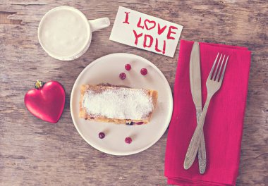 meyveli turta ve Valentine's gün dekor. Strudel (pasta) kızılcık ve Valentine's gün dekor ile pudra şekeri ile. Rustik tarzı. Sevgililer günü, Sevgililer günü, anneler günü, hediye, sürpriz, kalp hediye