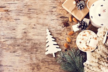 hediye, köknar dalı, fındık, koniler, kakao, kahve, sıcak örme battaniye. Kış, yeni yıl, yılbaşı natürmort