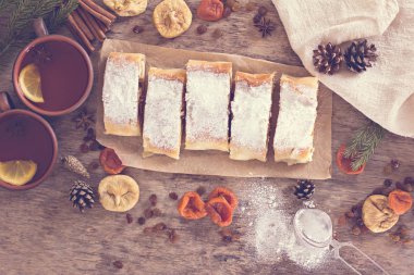 Strudel Kuruyemiş - kayısı, incir, Kuru üzüm, süzme peynir ile. Kış dekor. Rustik tarzı.
