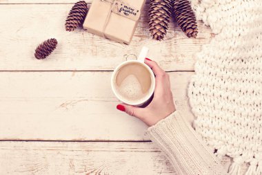 Hediye, koni, hediye, kahve, kakao. Noel, yeni yıl geçmişi. Bir kadının eli bardağı tutar. Kış, yeni yıl, Noel durgun hayat. 