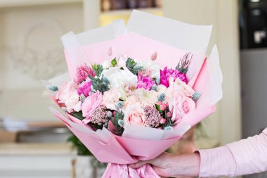 Güzel buket gül desenli ve ve Düğünçiçeği çiçek pembe kağıt ambalaj. Gül ve diğer hassas güzel çiçekler.