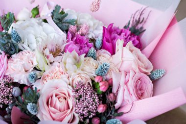 Güzel buket gül desenli ve ve Düğünçiçeği çiçek pembe kağıt ambalaj. Gül ve diğer hassas güzel çiçekler.